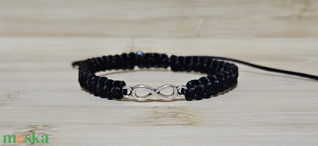 Makramé karkötő végtelen jellel - ékszer - karkötő - karkötő medállal - Meska.hu