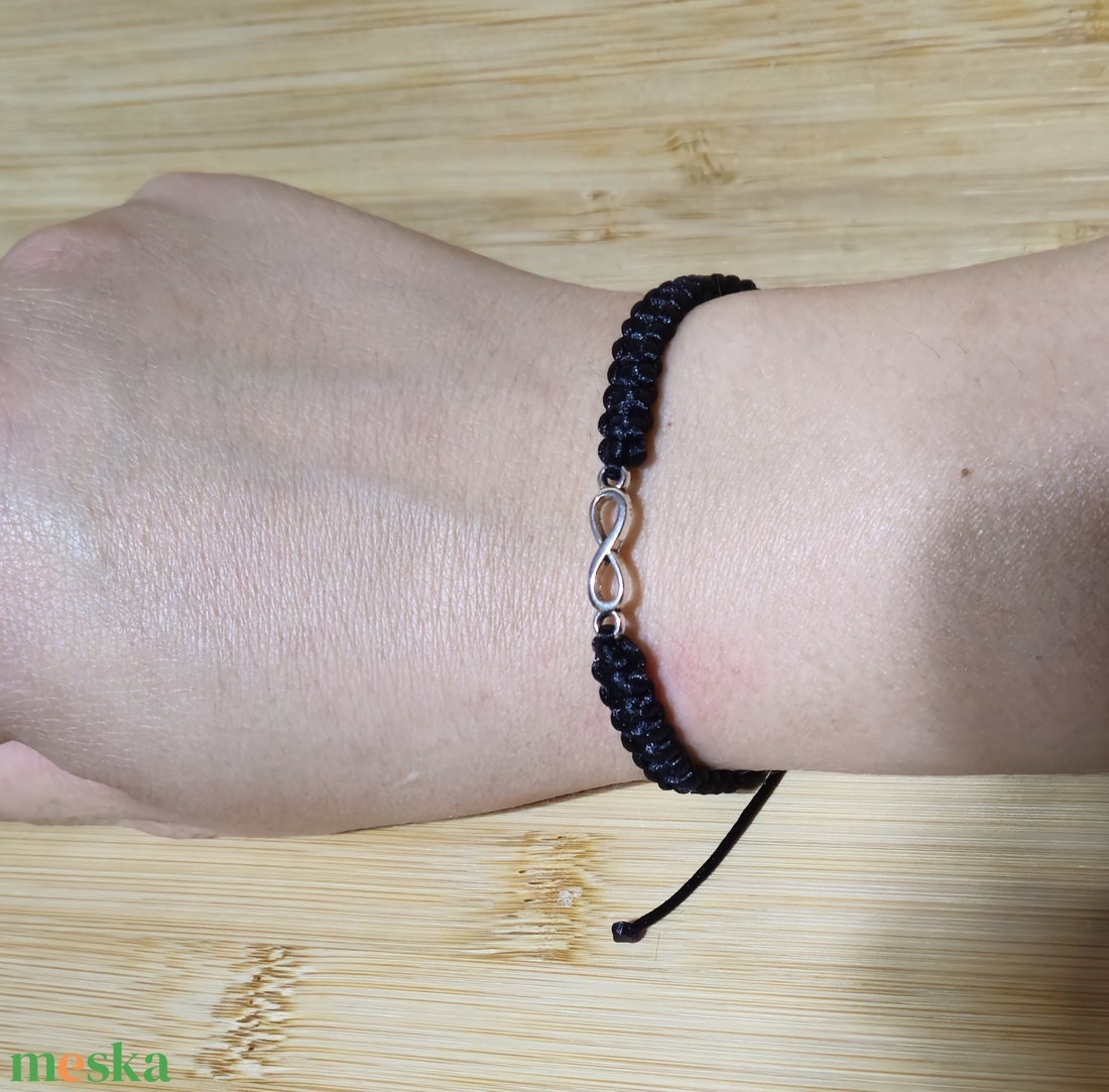 Makramé karkötő végtelen jellel - ékszer - karkötő - karkötő medállal - Meska.hu