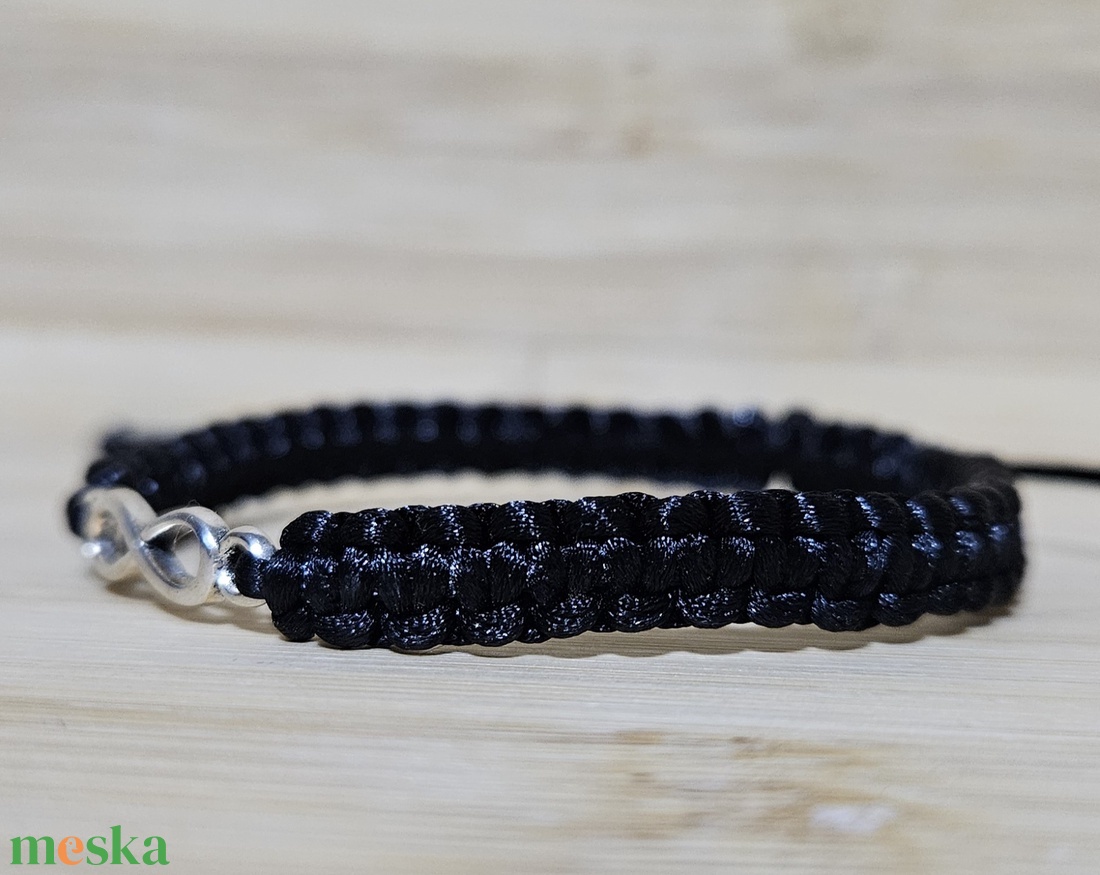 Makramé karkötő végtelen jellel - ékszer - karkötő - karkötő medállal - Meska.hu