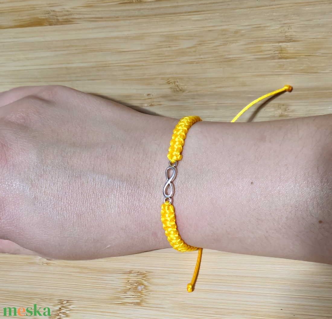 Makramé karkötő végtelen jellel - ékszer - karkötő - karkötő medállal - Meska.hu