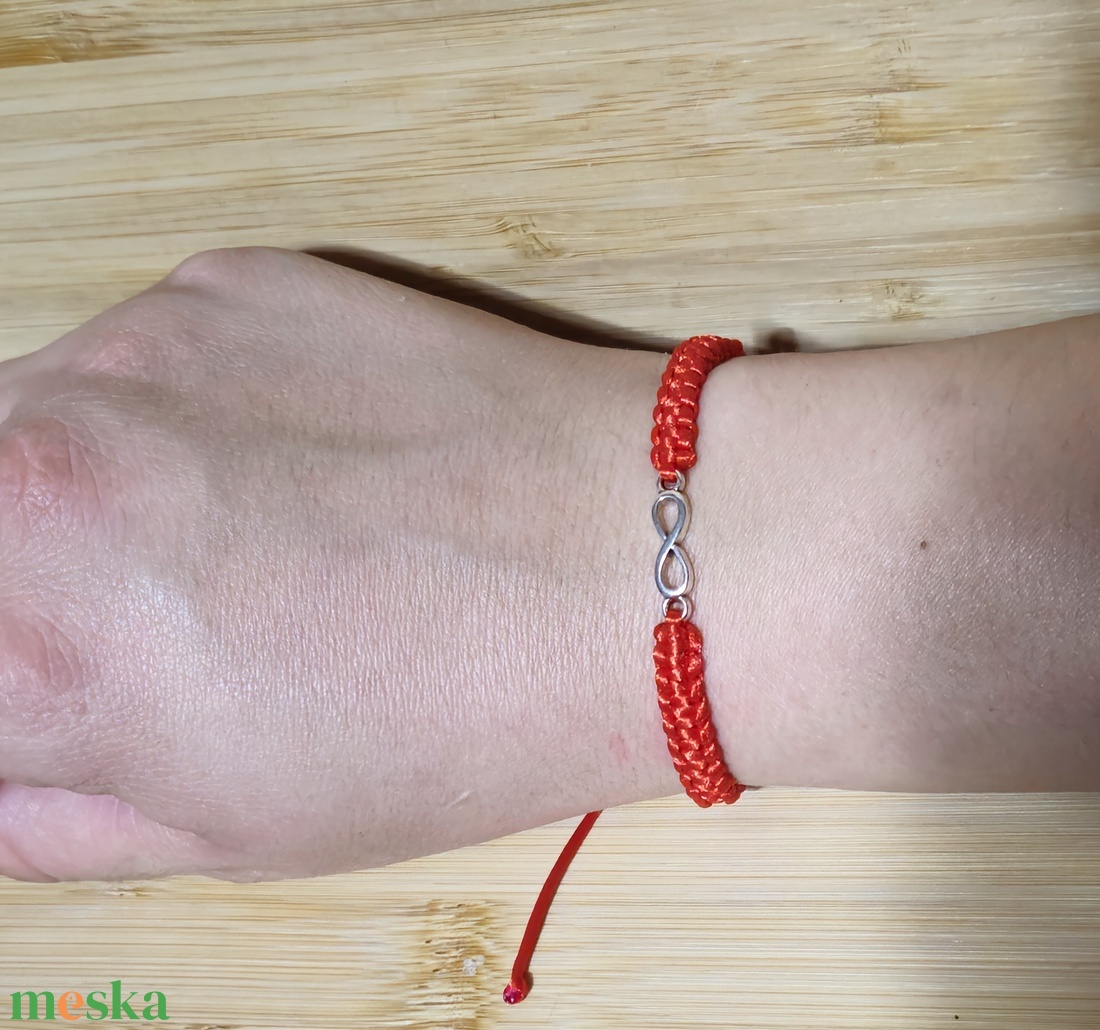 Makramé karkötő végtelen jellel - ékszer - karkötő - karkötő medállal - Meska.hu