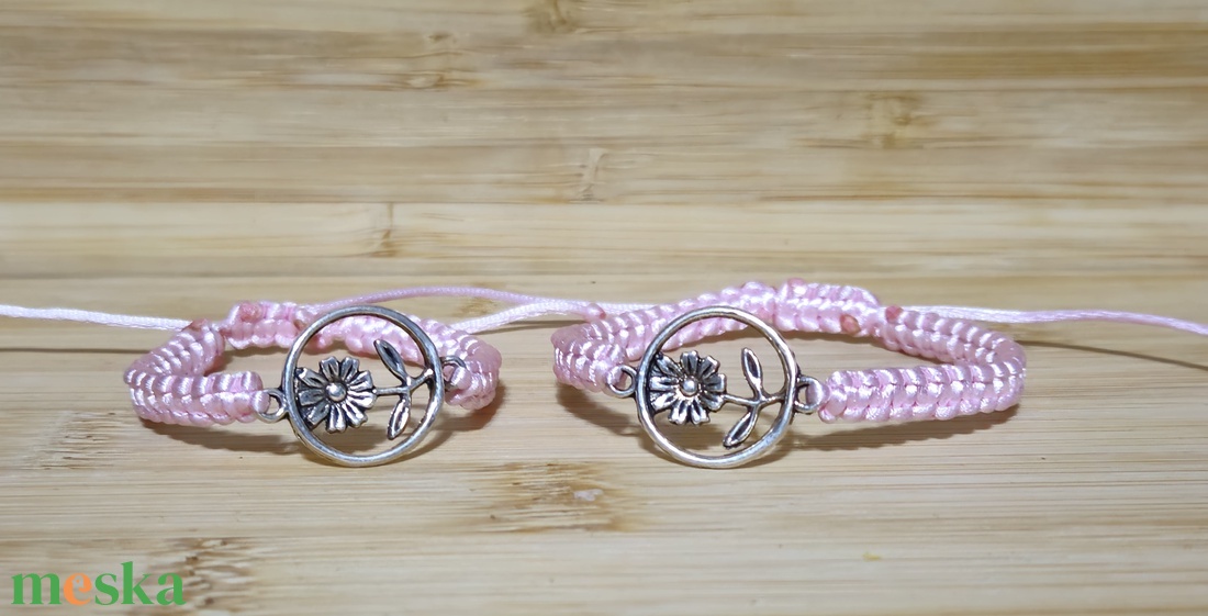 Anya-lánya páros makramé karkötő  - ékszer - karkötő - karkötő medállal - Meska.hu