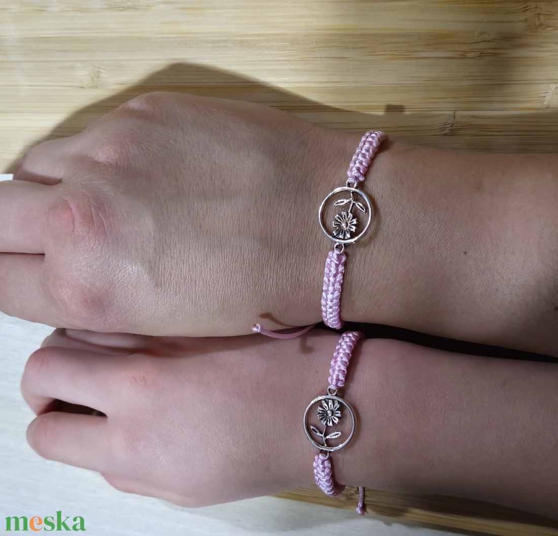 Anya-lánya páros makramé karkötő  - ékszer - karkötő - karkötő medállal - Meska.hu