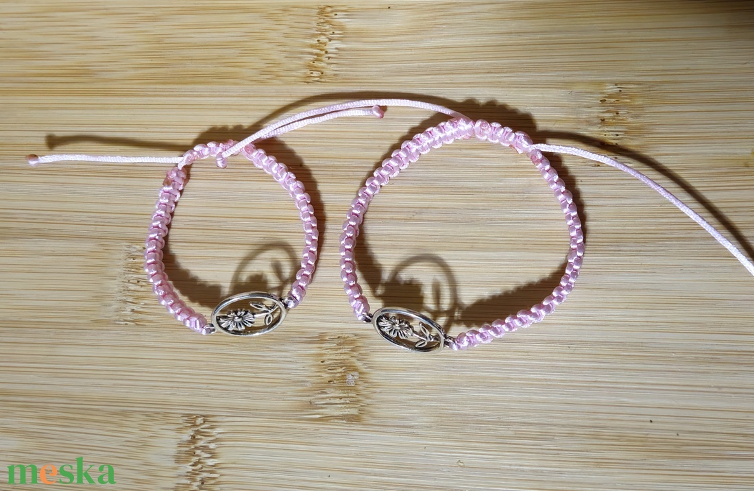 Anya-lánya páros makramé karkötő  - ékszer - karkötő - karkötő medállal - Meska.hu