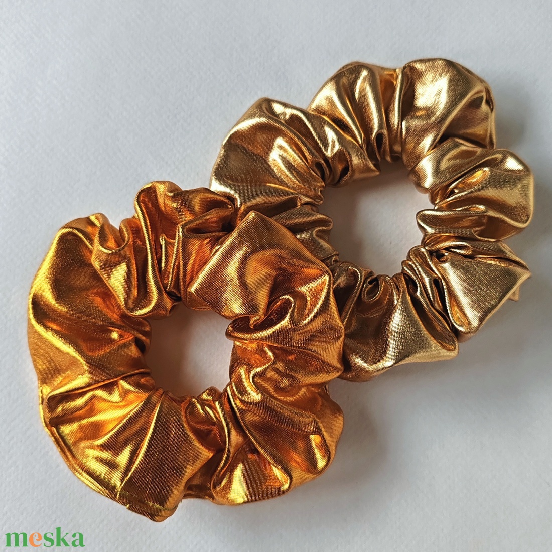 Világos arany színű scrunchie, hajgumi - ruha & divat - hajdísz & hajcsat - hajgumi - Meska.hu