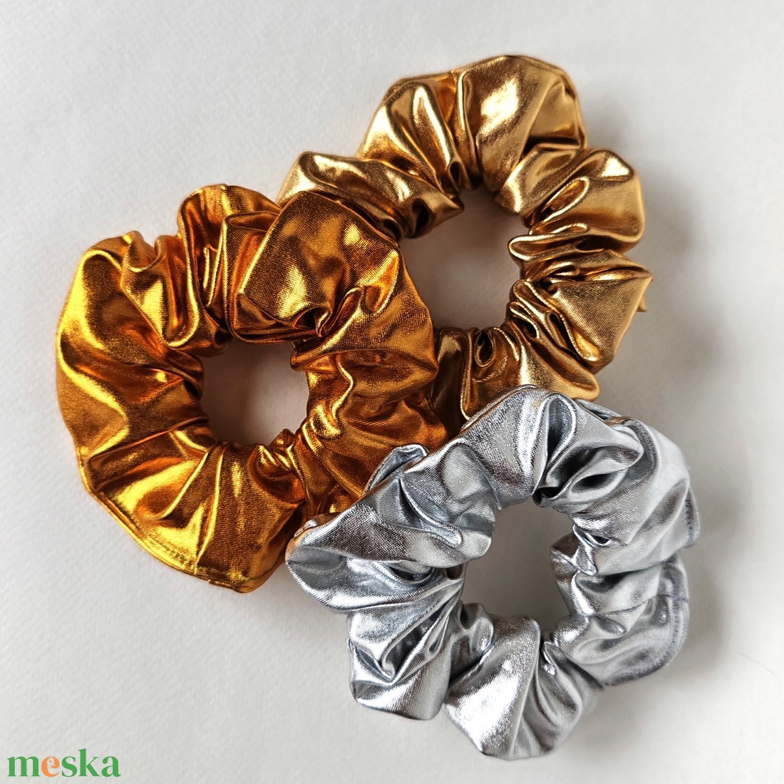 Telt arany színű scrunchie, hajgumi - ruha & divat - hajdísz & hajcsat - hajgumi - Meska.hu