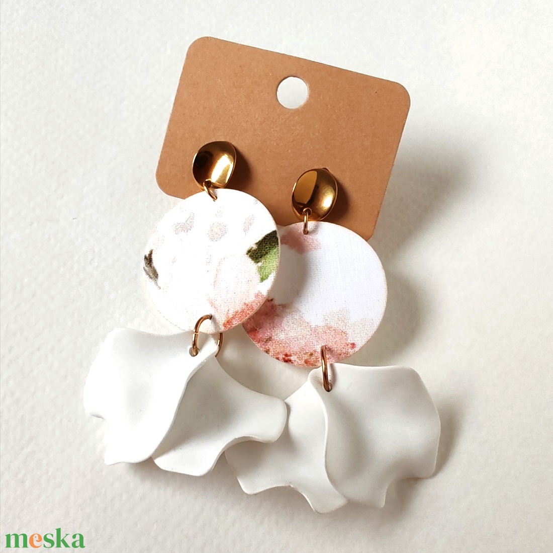 Halvány virágos, fehér textilfülbevaló szirmokkal - ékszer - fülbevaló - lógó fülbevaló - Meska.hu