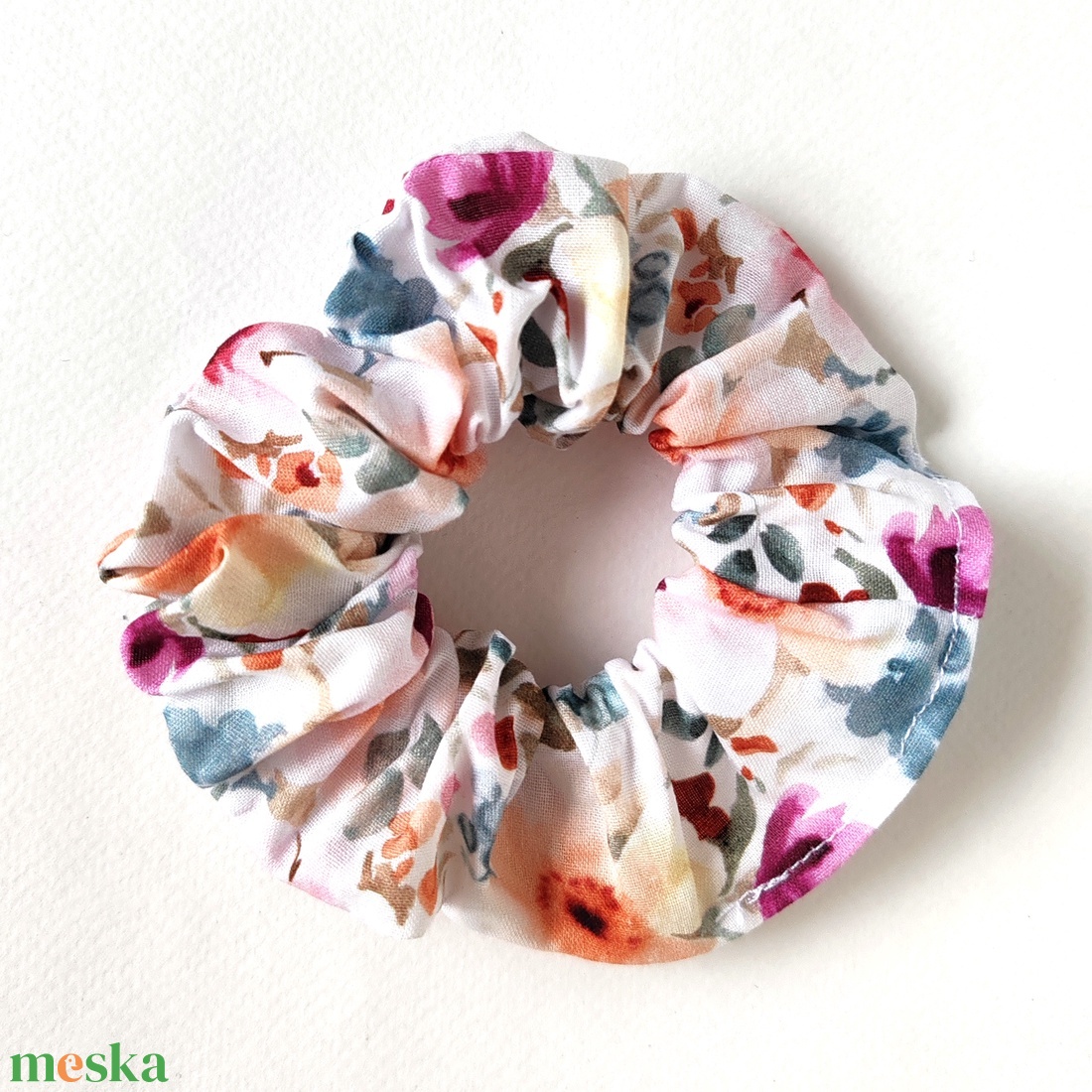 Fehér alapon kék-barna-lila virágmintás scrunchie, hajgumi - ruha & divat - hajdísz & hajcsat - hajgumi - Meska.hu