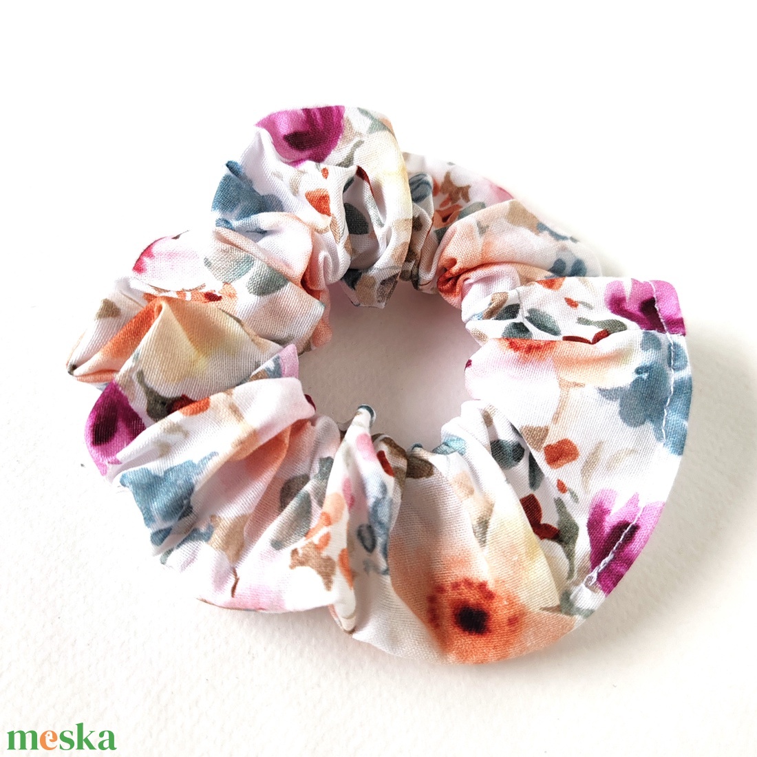 Fehér alapon kék-barna-lila virágmintás scrunchie, hajgumi - ruha & divat - hajdísz & hajcsat - hajgumi - Meska.hu