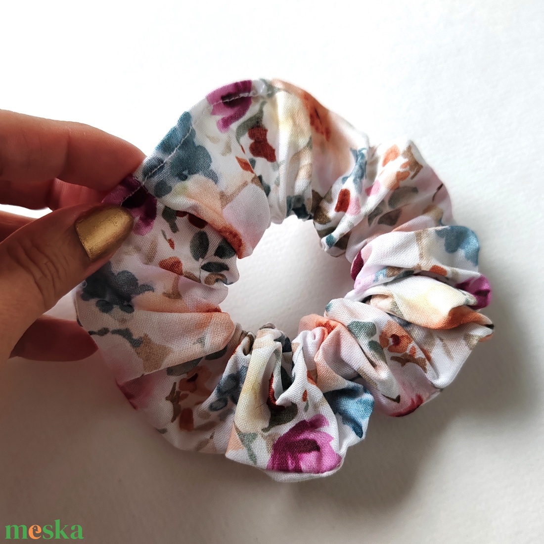 Fehér alapon kék-barna-lila virágmintás scrunchie, hajgumi - ruha & divat - hajdísz & hajcsat - hajgumi - Meska.hu