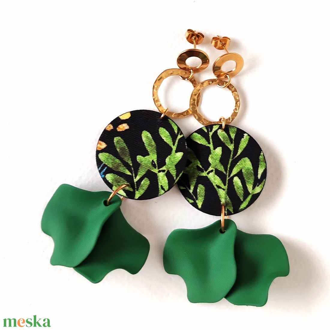 Fekete, zöld, arany mintás textilfülbevaló zöld szirmokkal - ékszer - fülbevaló - lógó fülbevaló - Meska.hu