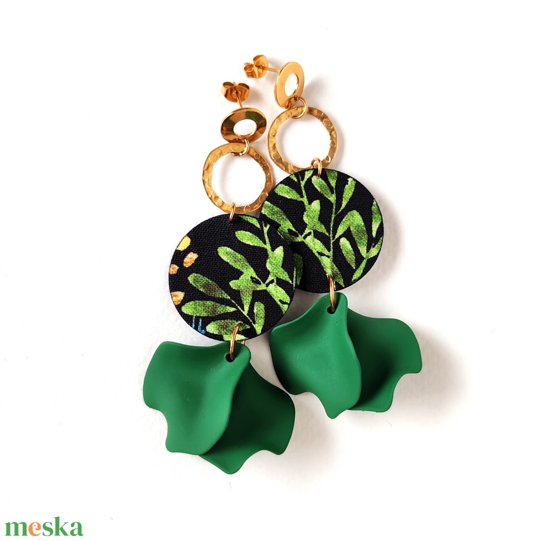Fekete, zöld, arany mintás textilfülbevaló zöld szirmokkal - ékszer - fülbevaló - lógó fülbevaló - Meska.hu