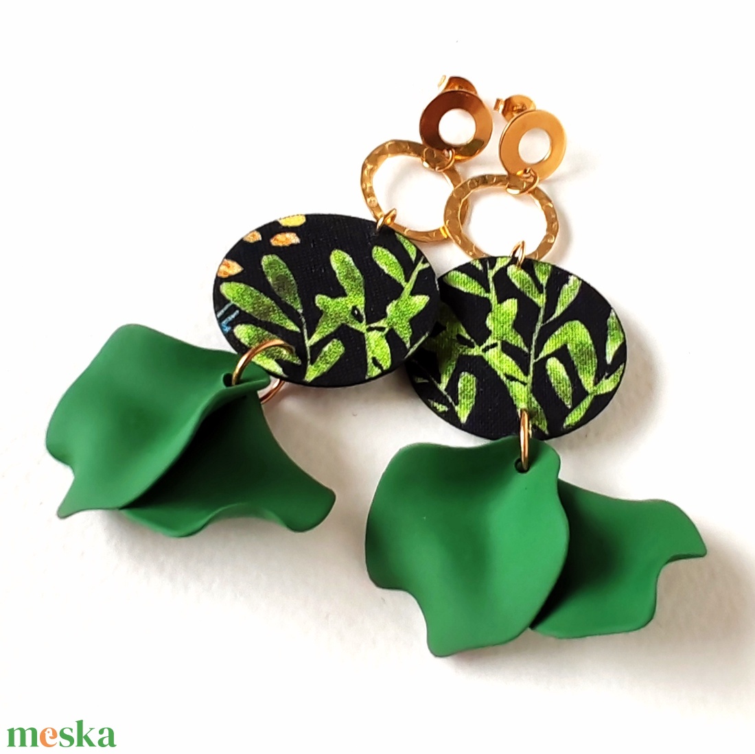 Fekete, zöld, arany mintás textilfülbevaló zöld szirmokkal - ékszer - fülbevaló - lógó fülbevaló - Meska.hu
