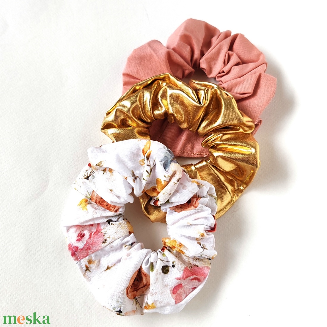 3 db scrunchie, hajgumi - fehér alapon virágmintás, világos arany, púderrózsaszín scrunchie, hajgumi - ruha & divat - hajdísz & hajcsat - hajgumi - Meska.hu