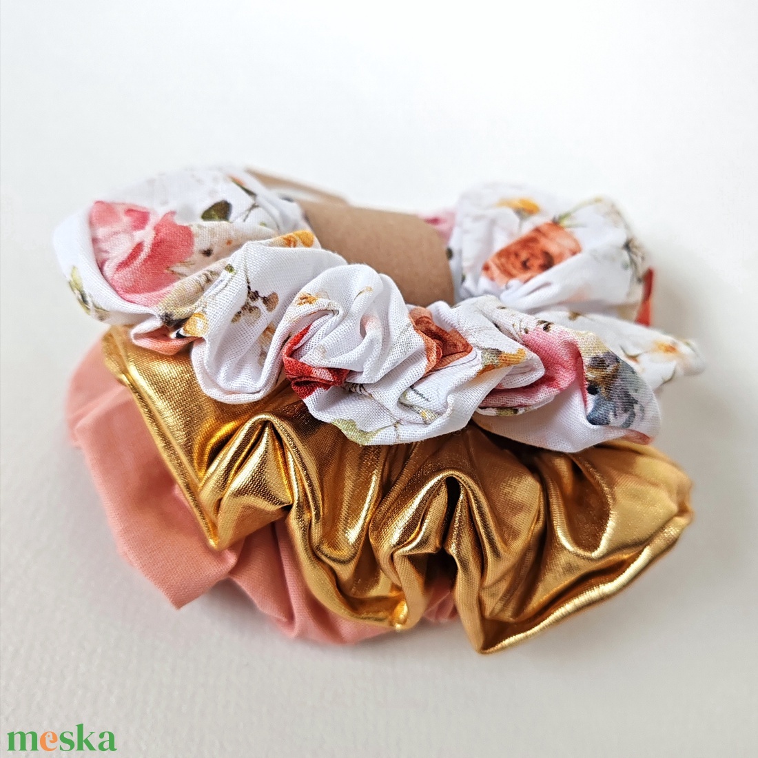 3 db scrunchie, hajgumi - fehér alapon virágmintás, világos arany, púderrózsaszín scrunchie, hajgumi - ruha & divat - hajdísz & hajcsat - hajgumi - Meska.hu