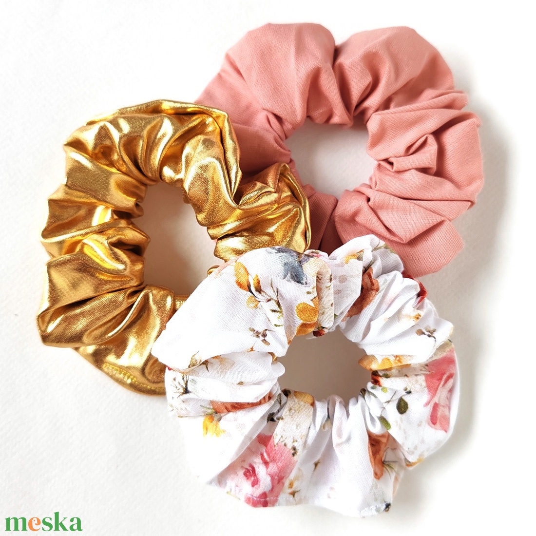 3 db scrunchie, hajgumi - fehér alapon virágmintás, világos arany, púderrózsaszín scrunchie, hajgumi - ruha & divat - hajdísz & hajcsat - hajgumi - Meska.hu