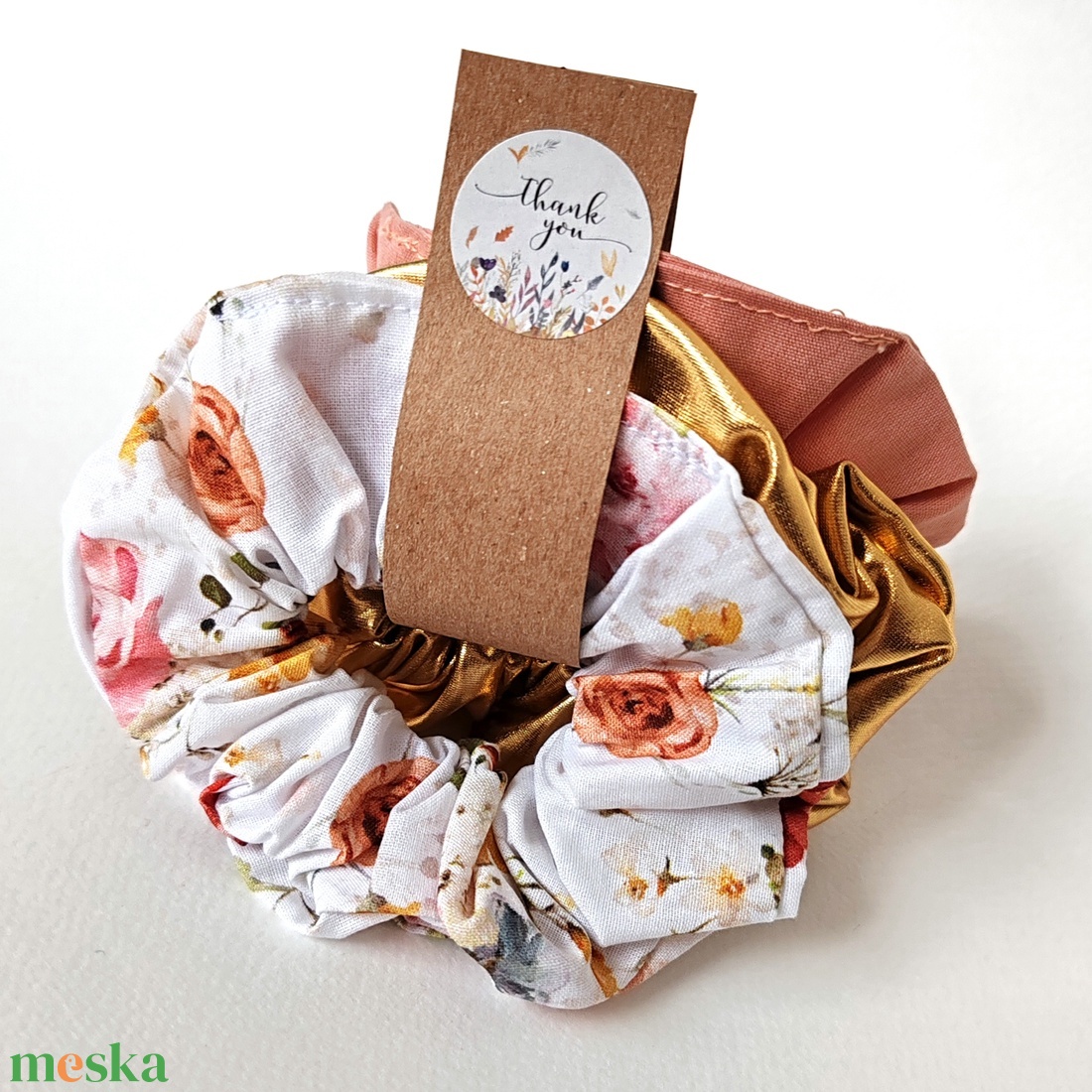 3 db scrunchie, hajgumi - fehér alapon virágmintás, világos arany, púderrózsaszín scrunchie, hajgumi - ruha & divat - hajdísz & hajcsat - hajgumi - Meska.hu