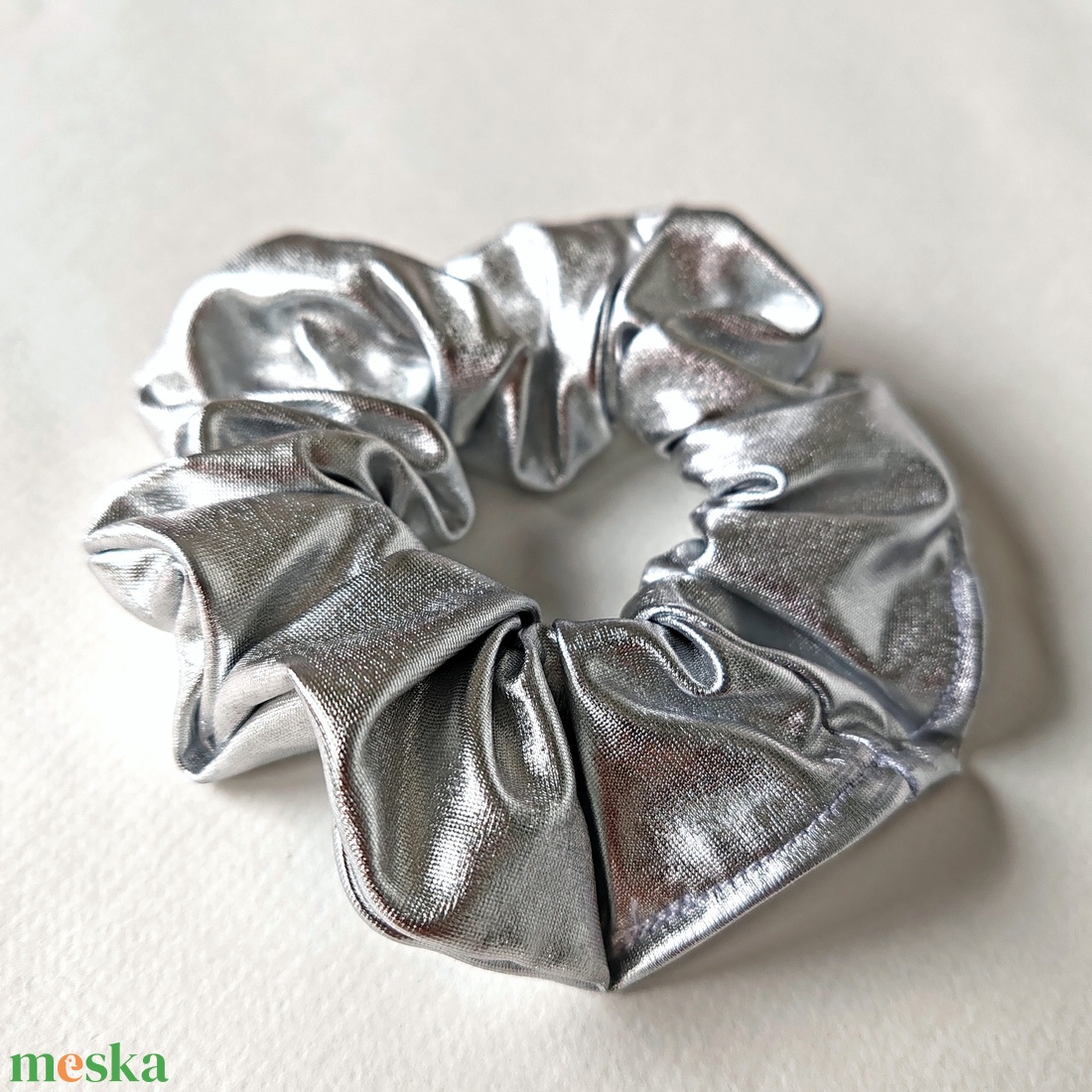 Ezüst színű scrunchie, hajgumi - ruha & divat - hajdísz & hajcsat - hajgumi - Meska.hu