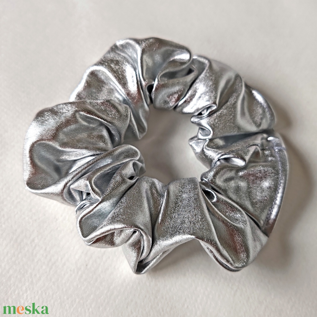 Ezüst színű scrunchie, hajgumi - ruha & divat - hajdísz & hajcsat - hajgumi - Meska.hu