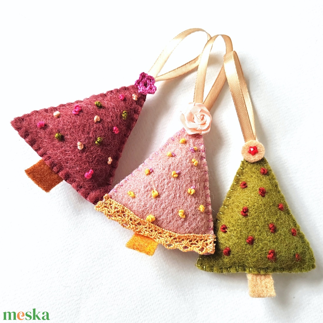 Gyapjúfilc karácsonyfadísz rózsaszín-sárga - karácsony - karácsonyi lakásdekoráció - karácsonyfadíszek - Meska.hu
