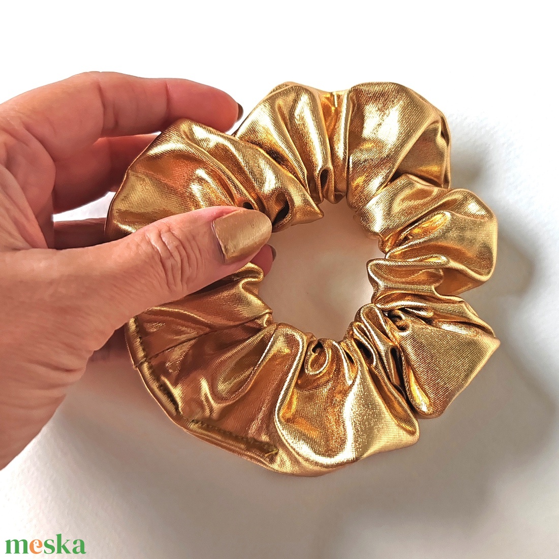 Világos arany színű scrunchie, hajgumi - ruha & divat - hajdísz & hajcsat - hajgumi - Meska.hu