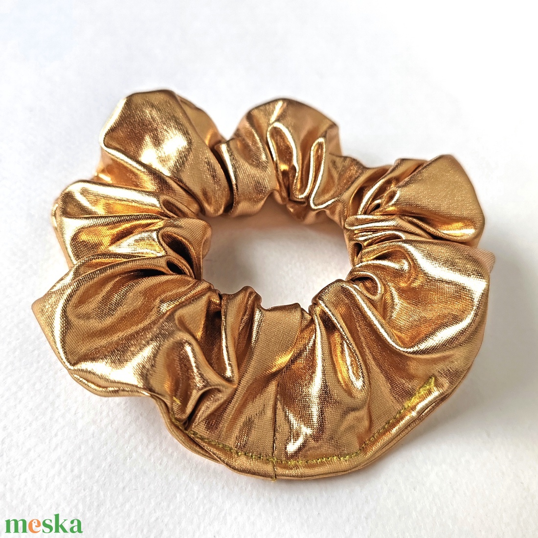Világos arany színű scrunchie, hajgumi - ruha & divat - hajdísz & hajcsat - hajgumi - Meska.hu