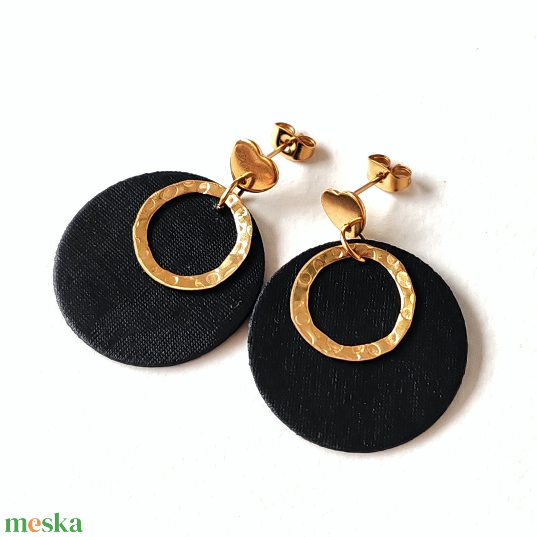 Fekete, arany kisméretű textilfülbevaló - ékszer - fülbevaló - lógó fülbevaló - Meska.hu