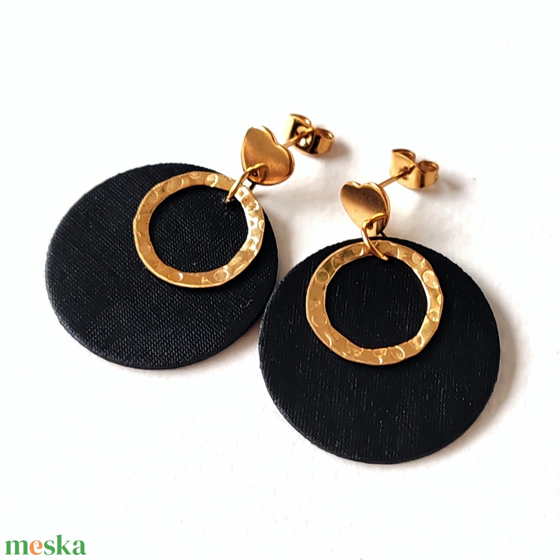 Fekete, arany kisméretű textilfülbevaló - ékszer - fülbevaló - lógó fülbevaló - Meska.hu