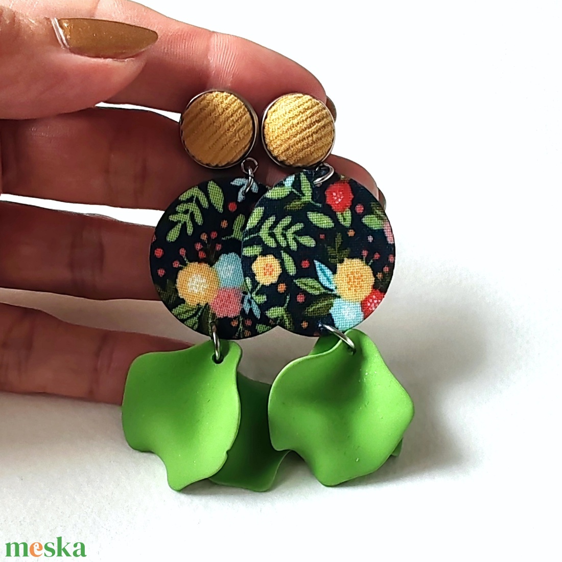 Sötétkék alapon színes virágos textilfülbevaló zöld szirmokkal - ékszer - fülbevaló - lógó fülbevaló - Meska.hu