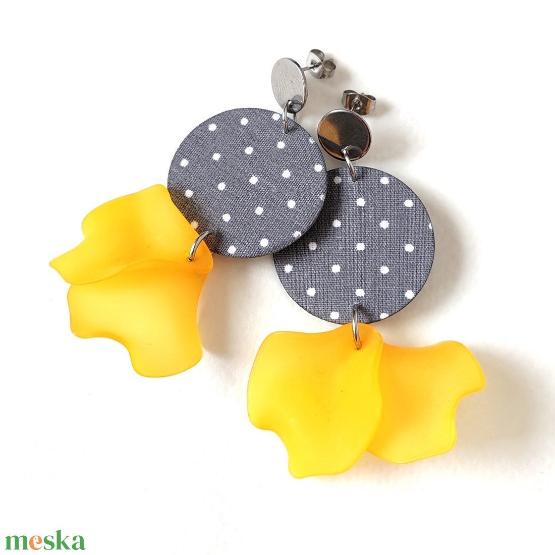 Szürke pöttyös textilfülbevaló sárga szirmokkal - ékszer - fülbevaló - lógó fülbevaló - Meska.hu