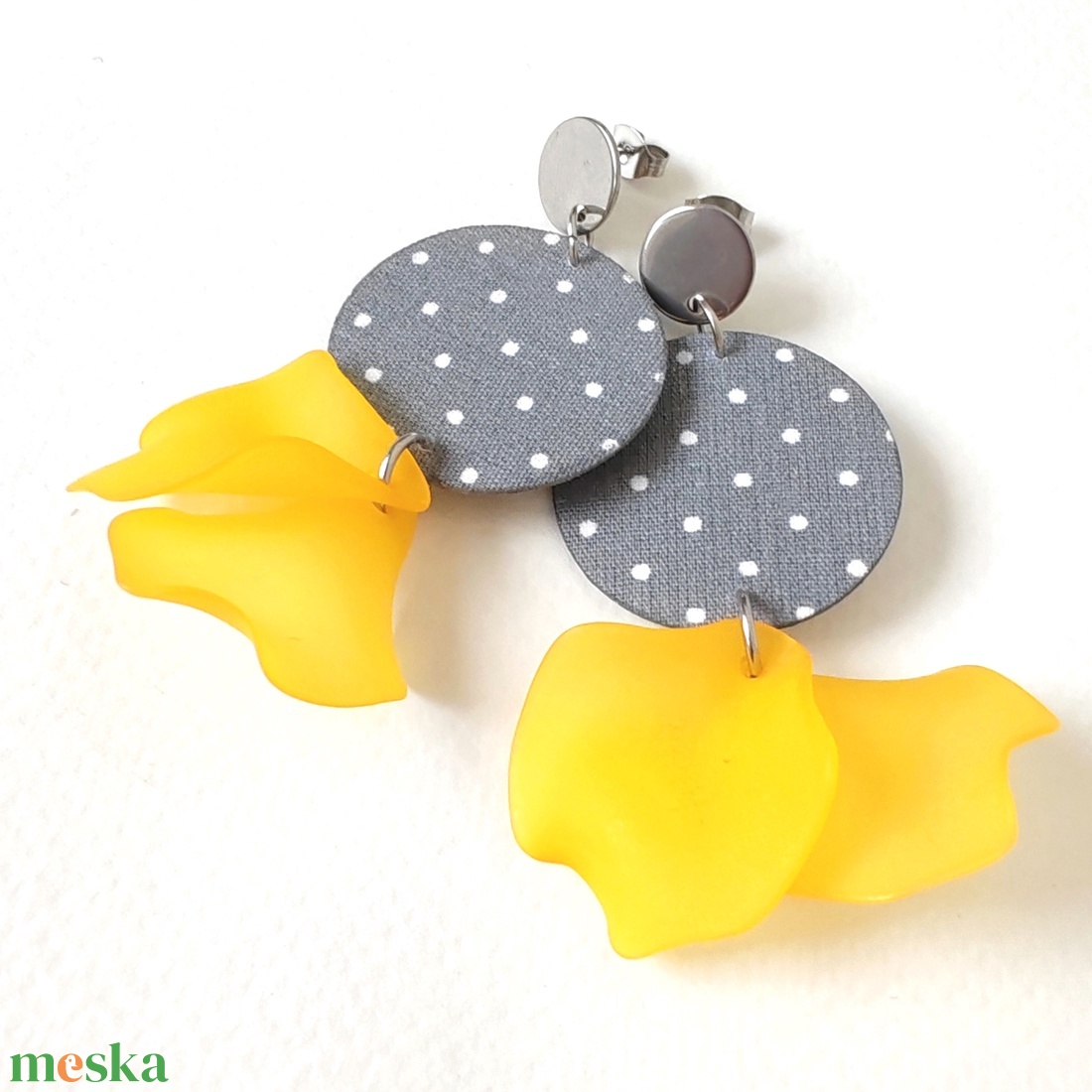 Szürke pöttyös textilfülbevaló sárga szirmokkal - ékszer - fülbevaló - lógó fülbevaló - Meska.hu
