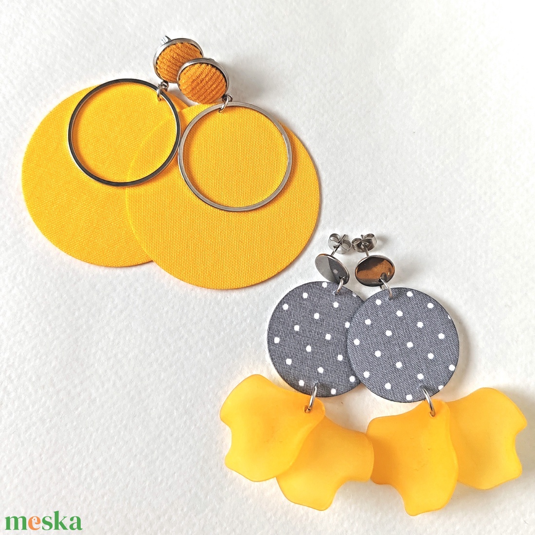 Szürke pöttyös textilfülbevaló sárga szirmokkal - ékszer - fülbevaló - lógó fülbevaló - Meska.hu