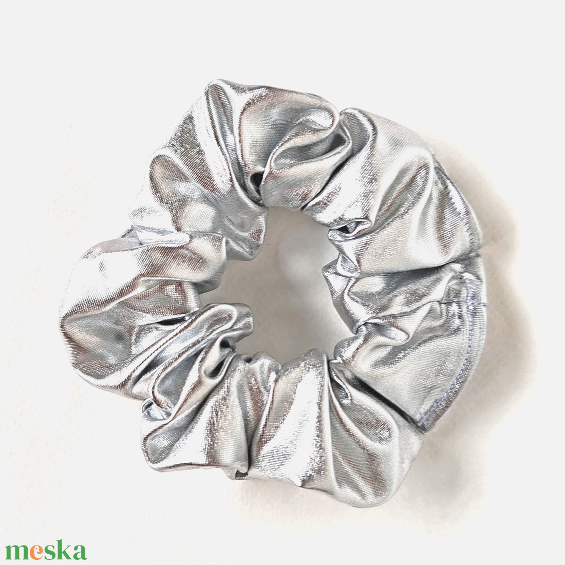 Ezüst színű scrunchie, hajgumi - ruha & divat - hajdísz & hajcsat - hajgumi - Meska.hu