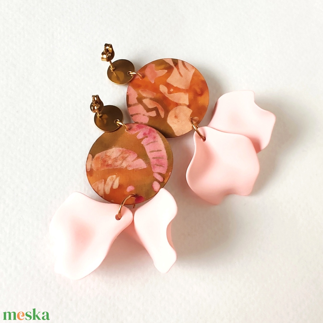 Batikolt hatású meleg barnás, narancsos textilfülbevaló barackszínű szirmokkal - ékszer - fülbevaló - lógó fülbevaló - Meska.hu
