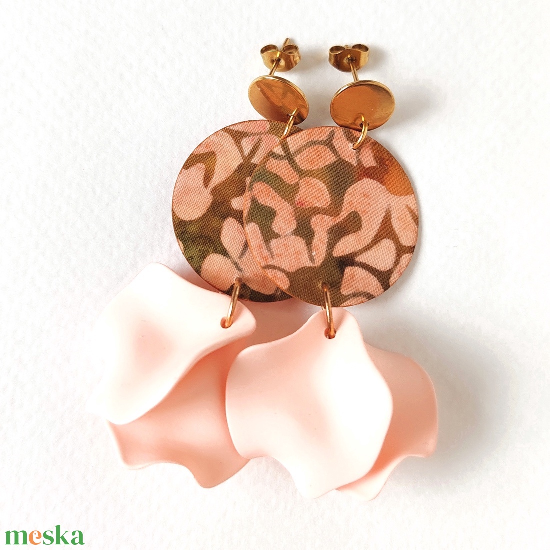 Batikolt hatású meleg barnás, narancsos textilfülbevaló barackszínű szirmokkal - ékszer - fülbevaló - lógó fülbevaló - Meska.hu