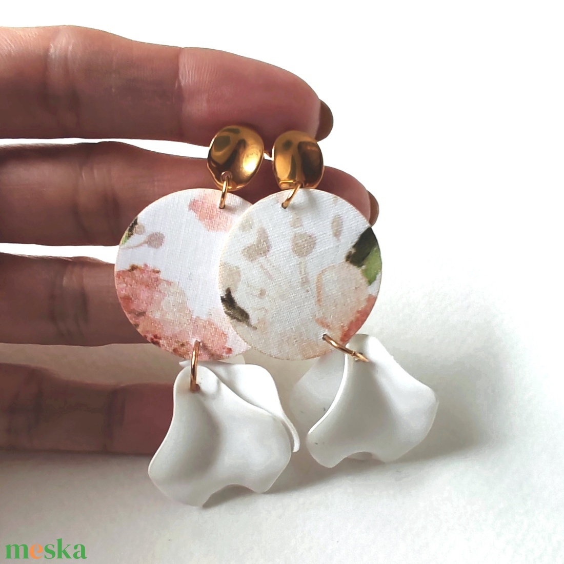 Halvány virágos, fehér textilfülbevaló szirmokkal - ékszer - fülbevaló - lógó fülbevaló - Meska.hu