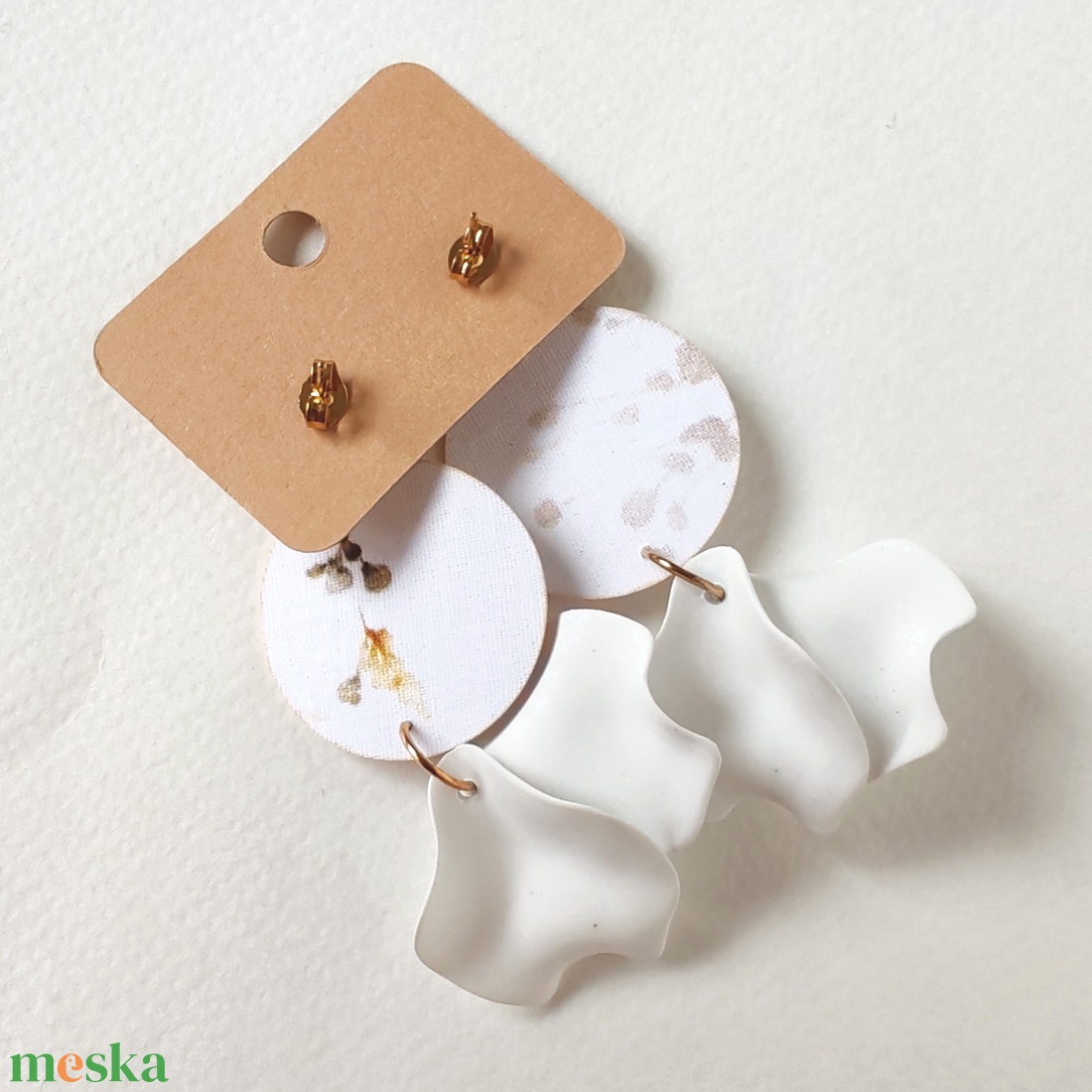 Halvány virágos, fehér textilfülbevaló szirmokkal - ékszer - fülbevaló - lógó fülbevaló - Meska.hu