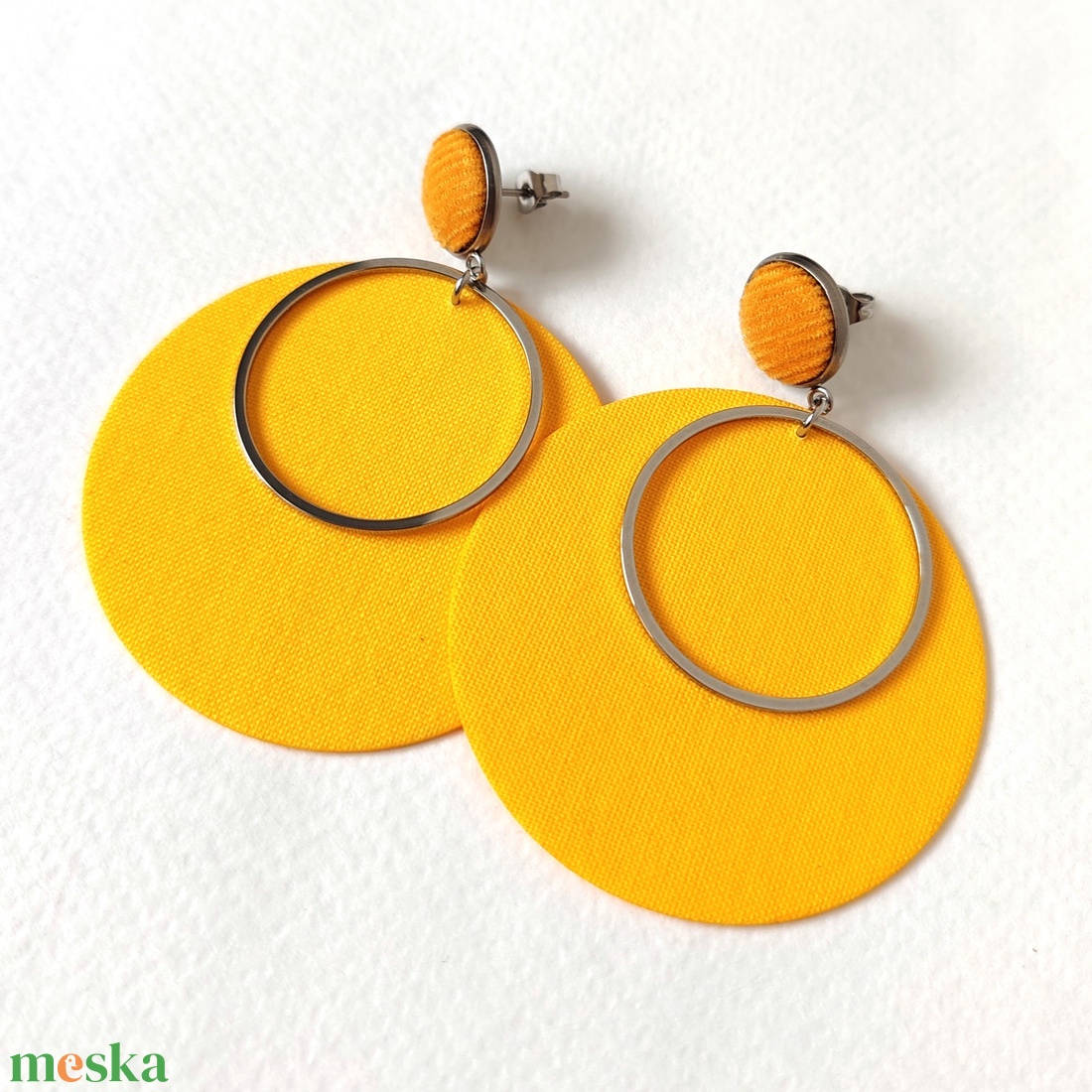 Egyszínű sárga nagyméretű textilfülbevaló ezüsttel - ékszer - fülbevaló - lógó fülbevaló - Meska.hu