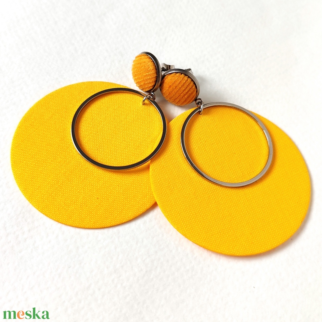 Egyszínű sárga nagyméretű textilfülbevaló ezüsttel - ékszer - fülbevaló - lógó fülbevaló - Meska.hu