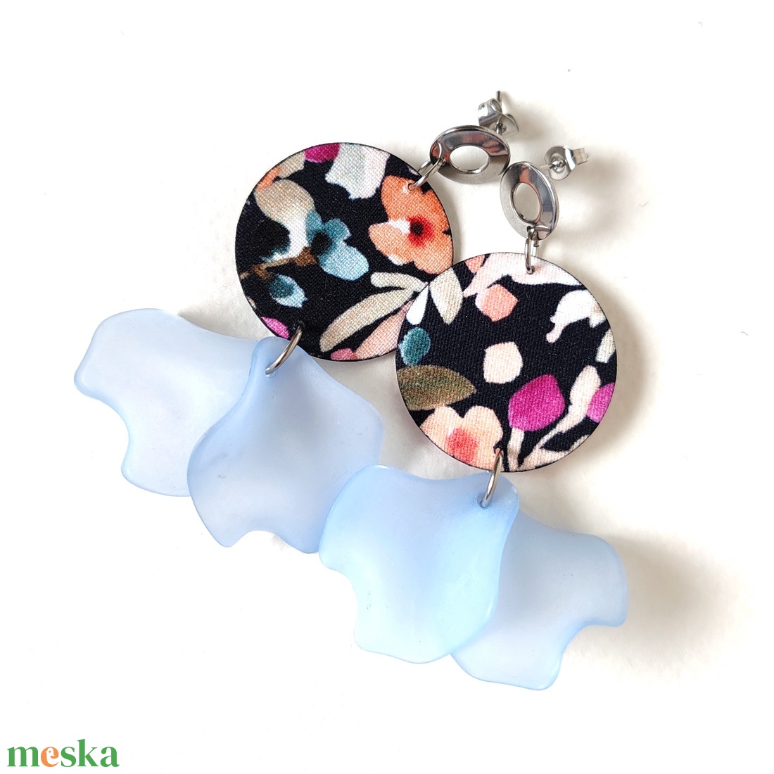 Sötétkék nagy virágmintás textilfülbevaló jégkék szirmokkal - ékszer - fülbevaló - lógó fülbevaló - Meska.hu