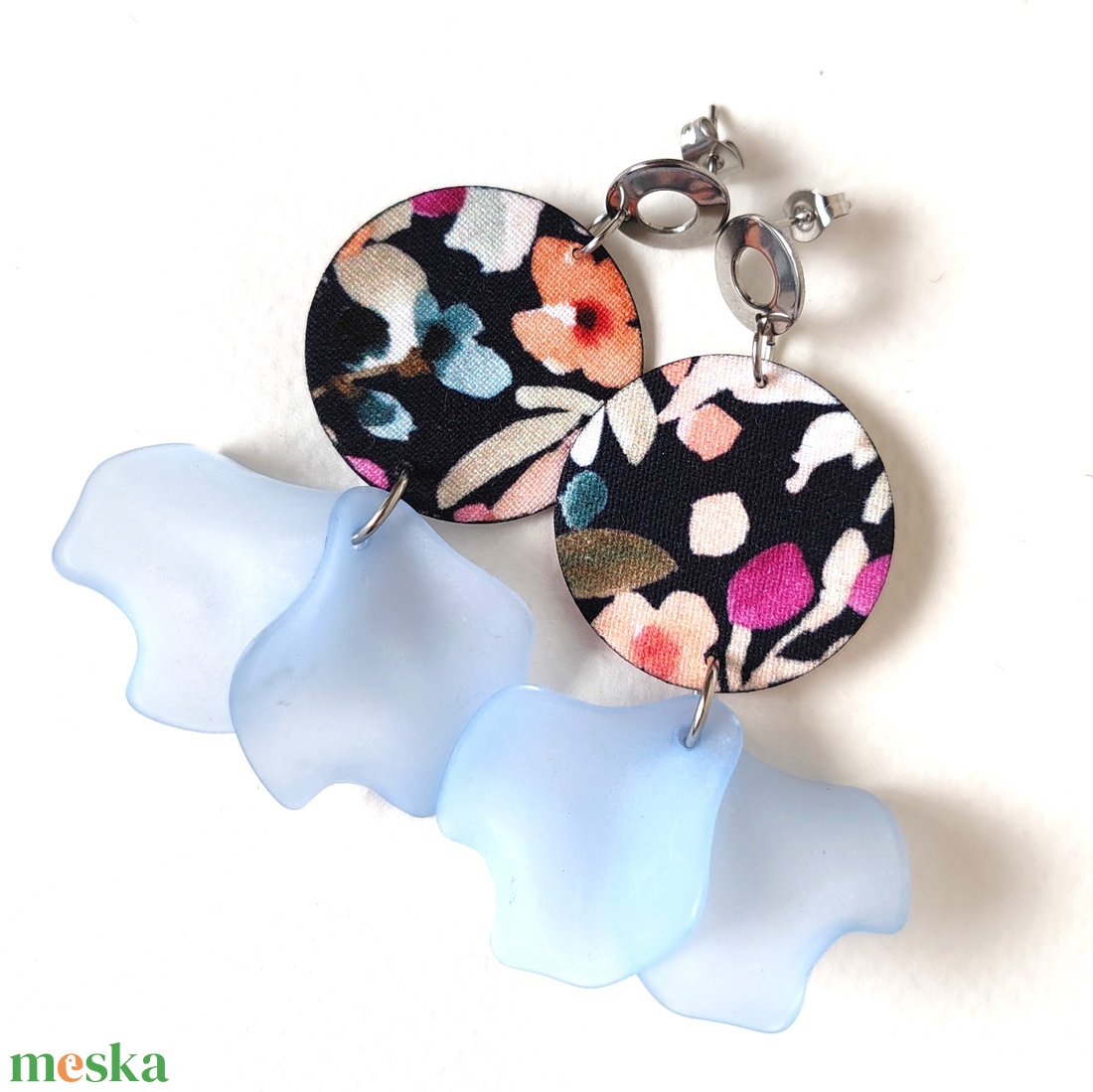 Sötétkék nagy virágmintás textilfülbevaló jégkék szirmokkal - ékszer - fülbevaló - lógó fülbevaló - Meska.hu