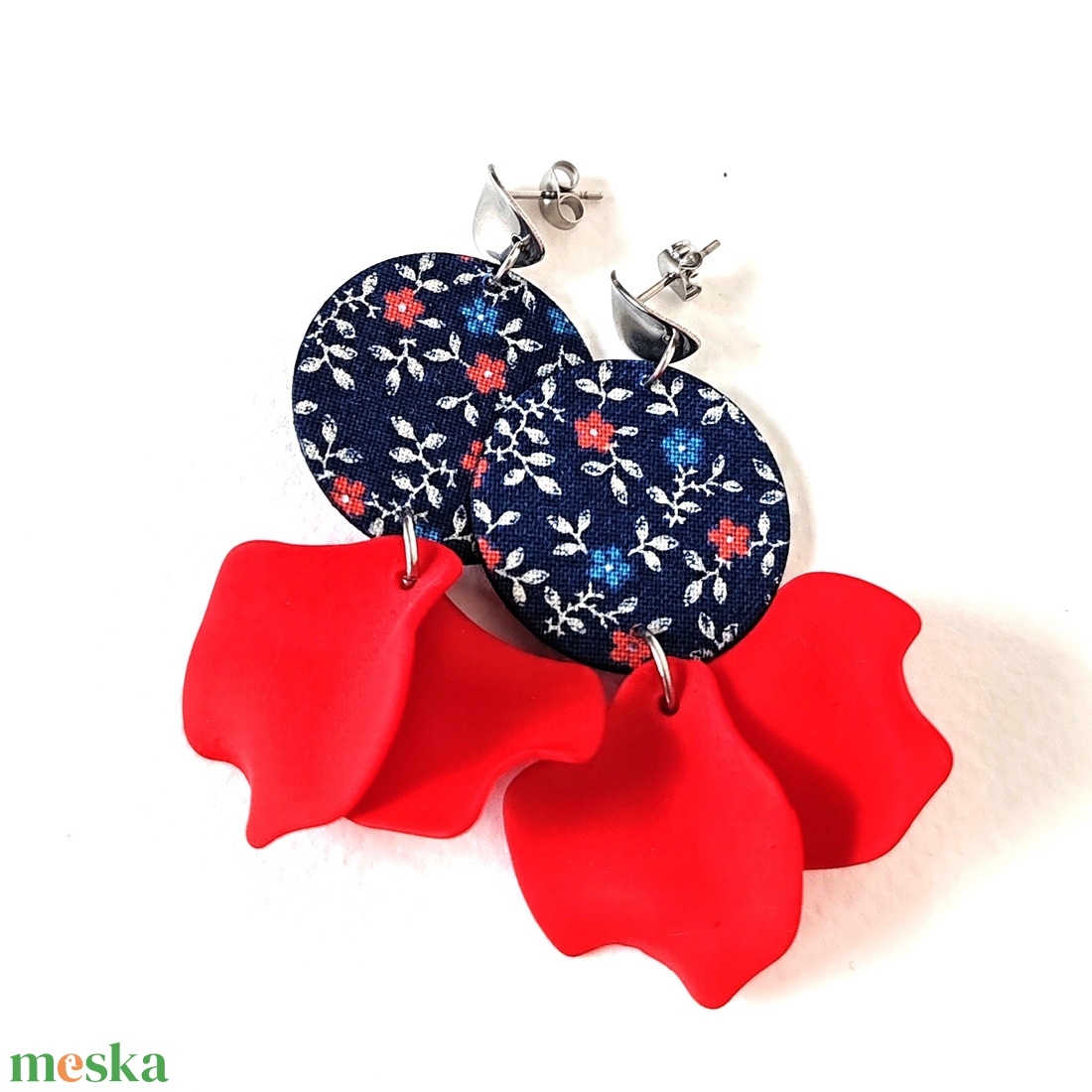 Sötétkék apró virágmintás textilfülbevaló piros szirmokkal - ékszer - fülbevaló - lógó fülbevaló - Meska.hu