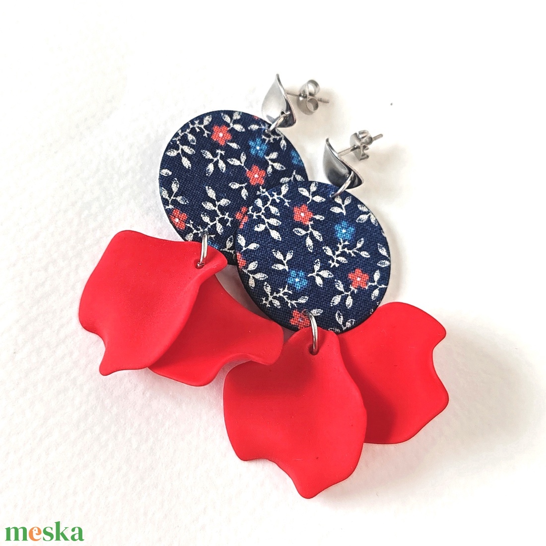 Sötétkék apró virágmintás textilfülbevaló piros szirmokkal - ékszer - fülbevaló - lógó fülbevaló - Meska.hu