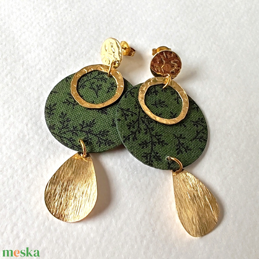 Spenótzöld ágacska mintás textilfülbevaló aranyozott nemesacél kiegészítőkkel - ékszer - fülbevaló - lógó fülbevaló - Meska.hu