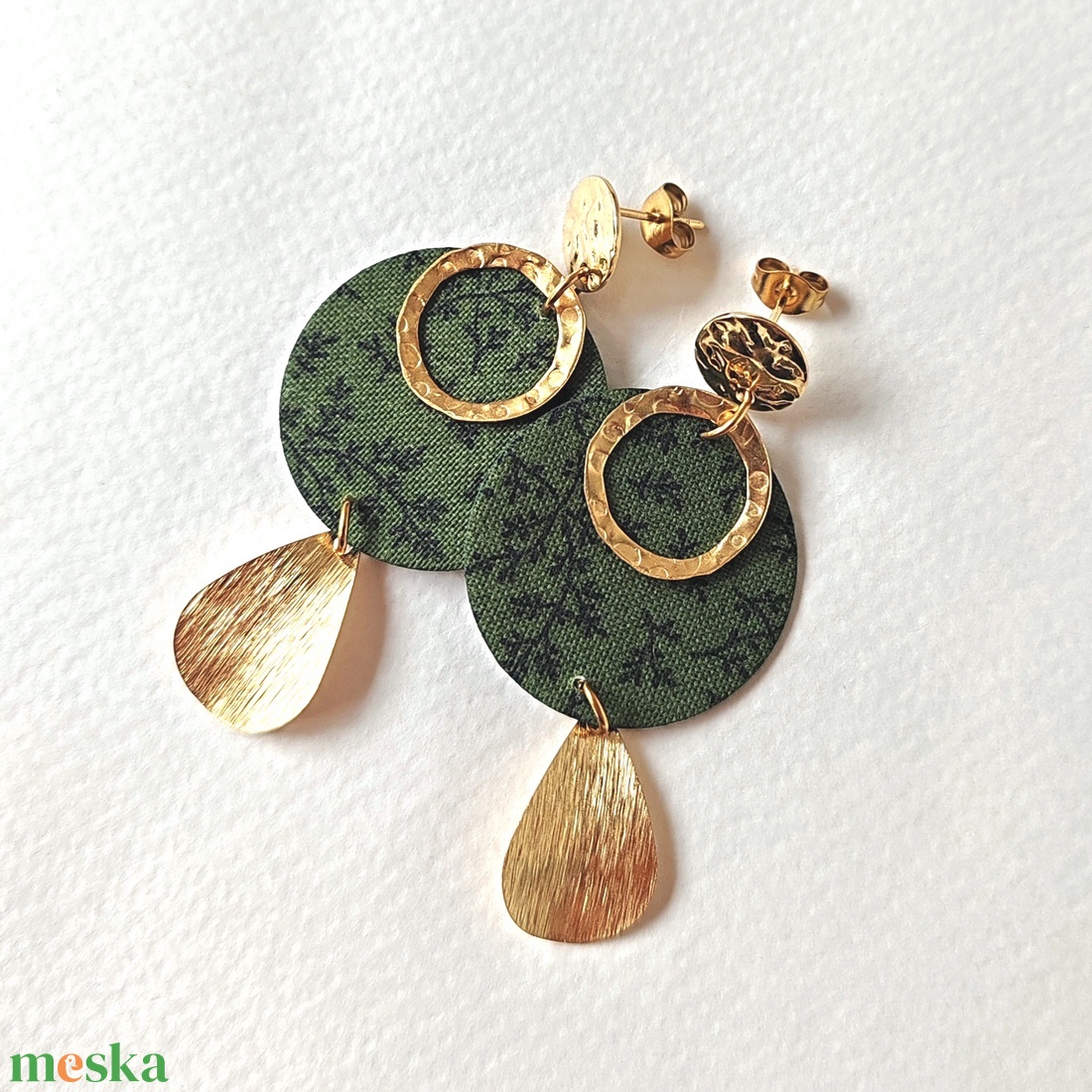 Spenótzöld ágacska mintás textilfülbevaló aranyozott nemesacél kiegészítőkkel - ékszer - fülbevaló - lógó fülbevaló - Meska.hu