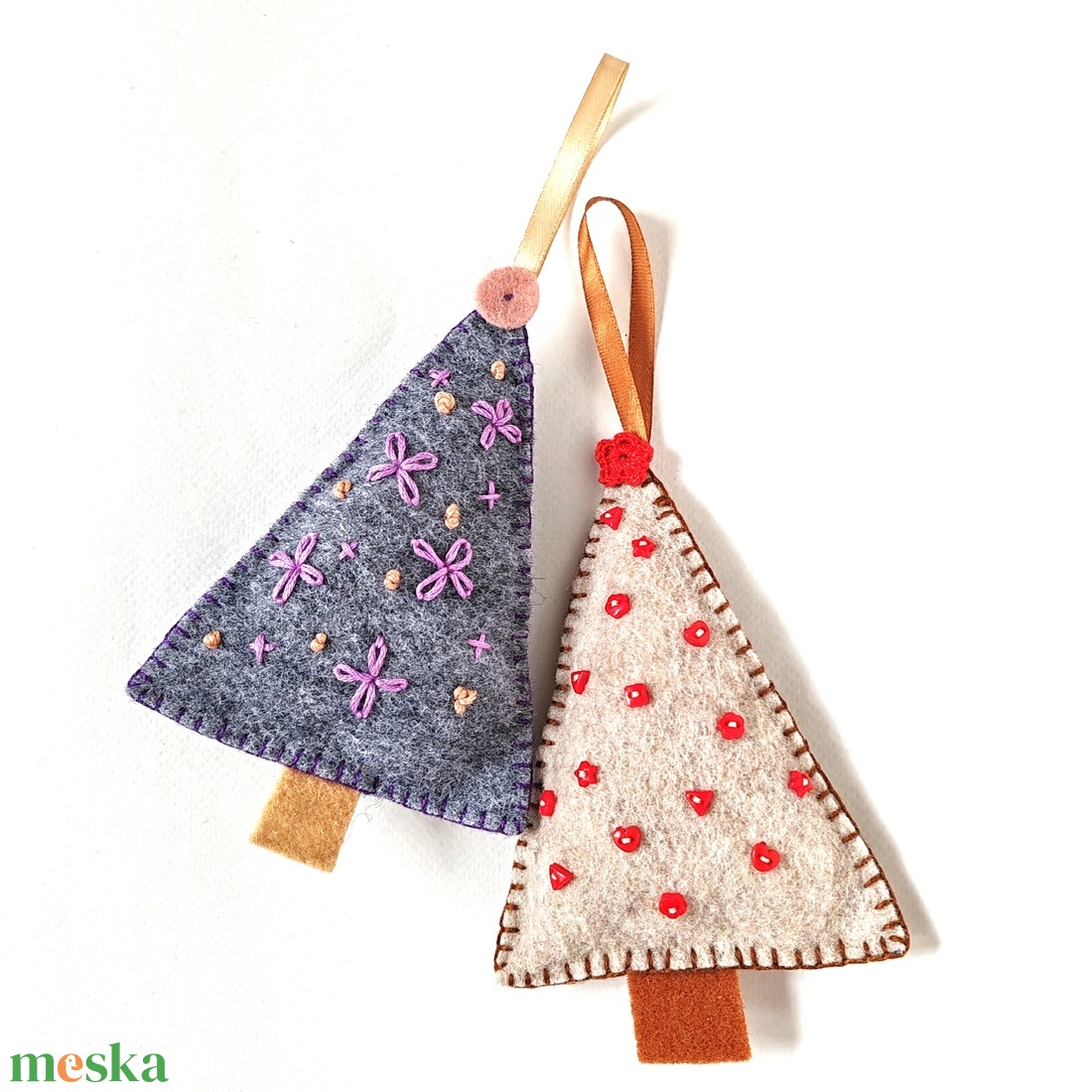 Gyapjúfilc karácsonyfadísz natúr, piros dísz gombokkal - karácsony - karácsonyi lakásdekoráció - karácsonyfadíszek - Meska.hu