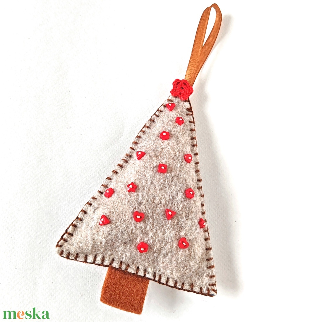 Gyapjúfilc karácsonyfadísz natúr, piros dísz gombokkal - karácsony - karácsonyi lakásdekoráció - karácsonyfadíszek - Meska.hu