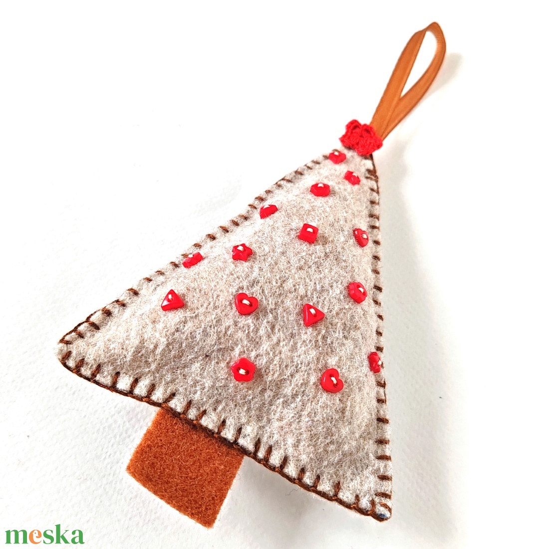 Gyapjúfilc karácsonyfadísz natúr, piros dísz gombokkal - karácsony - karácsonyi lakásdekoráció - karácsonyfadíszek - Meska.hu