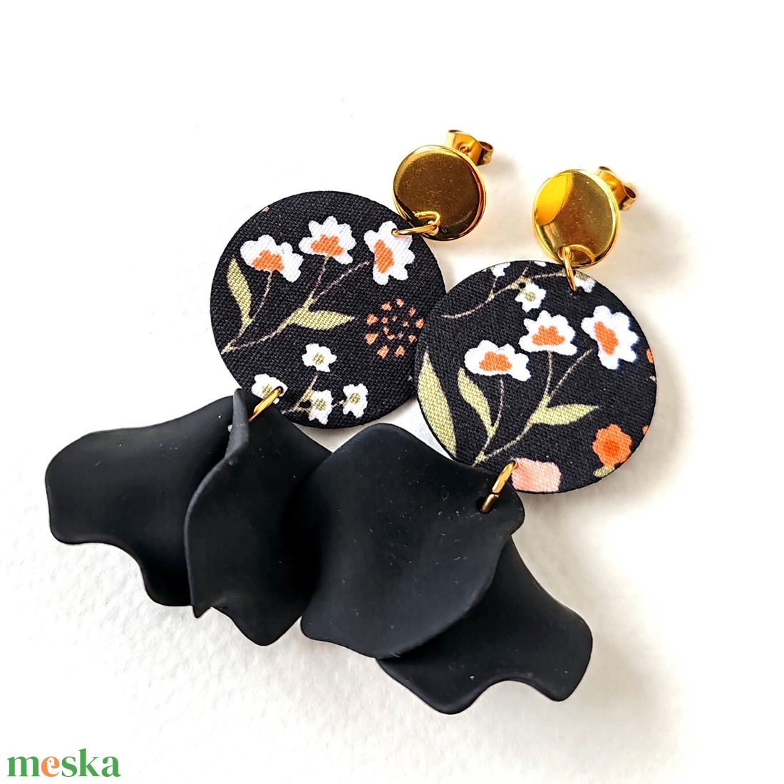 Fekete virágmintás textilfülbevaló fekete szirmokkal - ékszer - fülbevaló - lógó fülbevaló - Meska.hu