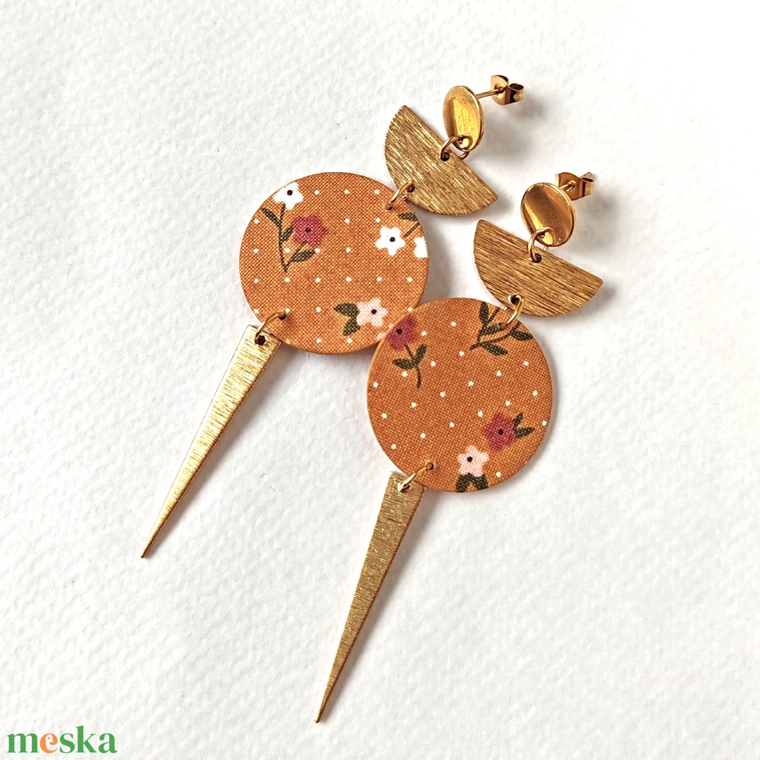 Mustársárga virágmintás textilfülbevaló aranyozott nemesacél kiegészítőkkel - ékszer - fülbevaló - lógó fülbevaló - Meska.hu